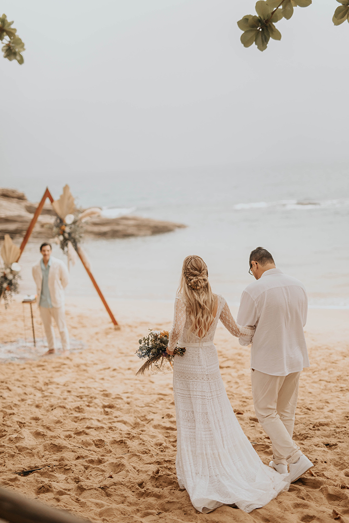 Casamento boho pé na areia MUITO emocionante em Ilhabela