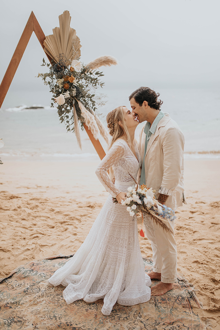 Casamento boho pé na areia MUITO emocionante em Ilhabela