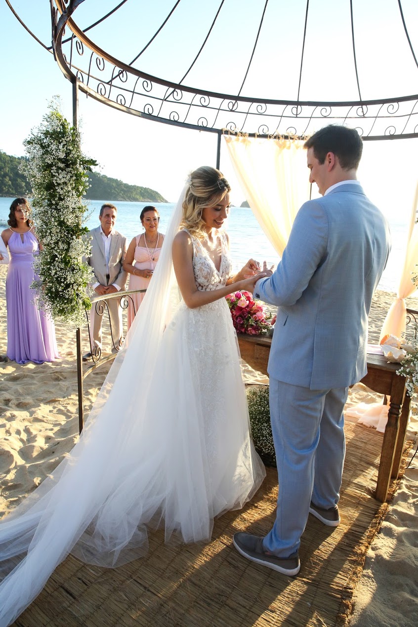Casamento pé na areia com a essência dos noivos em São Sebastião &#8211; Estele &#038; João Paulo