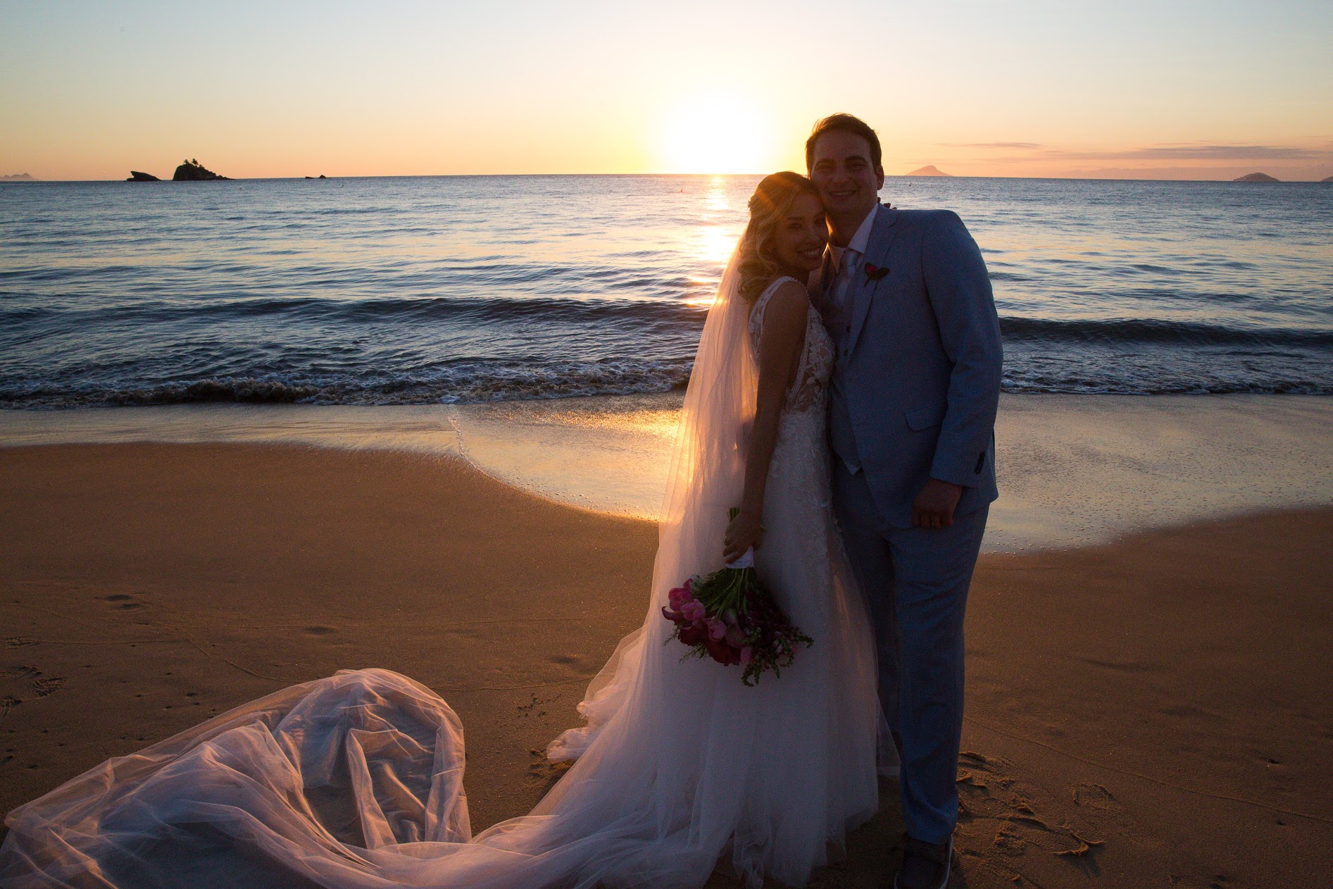 Casamento pé na areia com a essência dos noivos em São Sebastião &#8211; Estele &#038; João Paulo