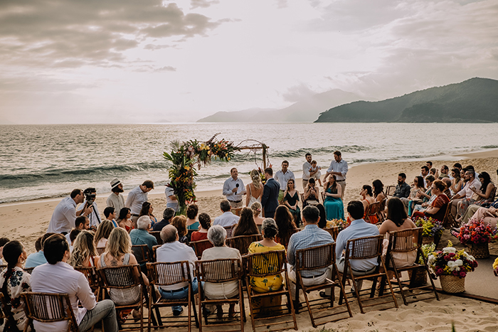Mini wedding pé na areia tropical no final da tarde em São Sebastião