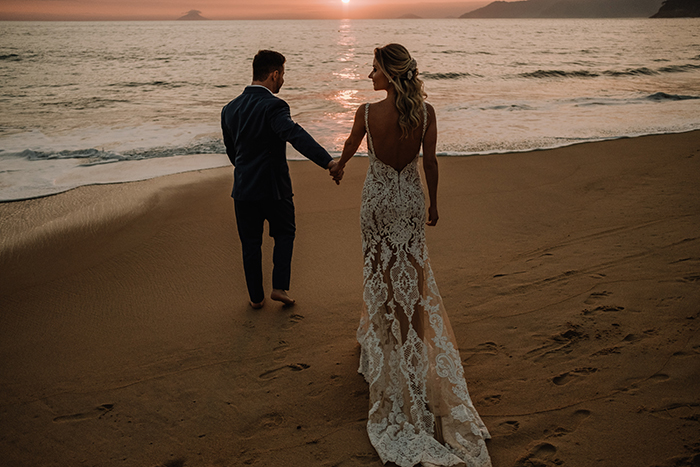 Mini wedding pé na areia tropical no final da tarde em São Sebastião