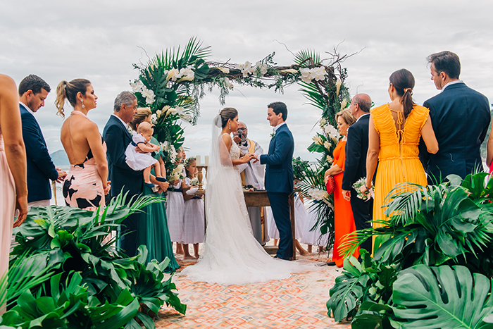 Casamento pé na areia tropical e alegre em São Sebastião &#8211; Candida &#038; Eduardo