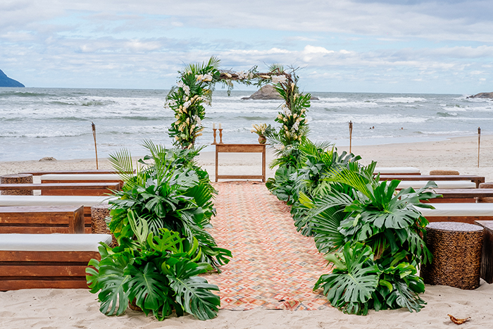 Casamento pé na areia tropical e alegre em São Sebastião &#8211; Candida &#038; Eduardo