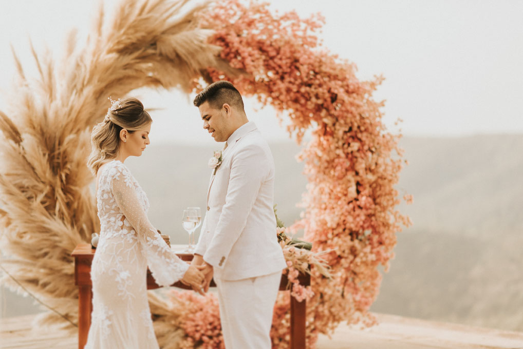 Elopment wedding ao ar livre numa tarde iluminada em Ouro Preto &#8211; Mylla &#038; Wesley