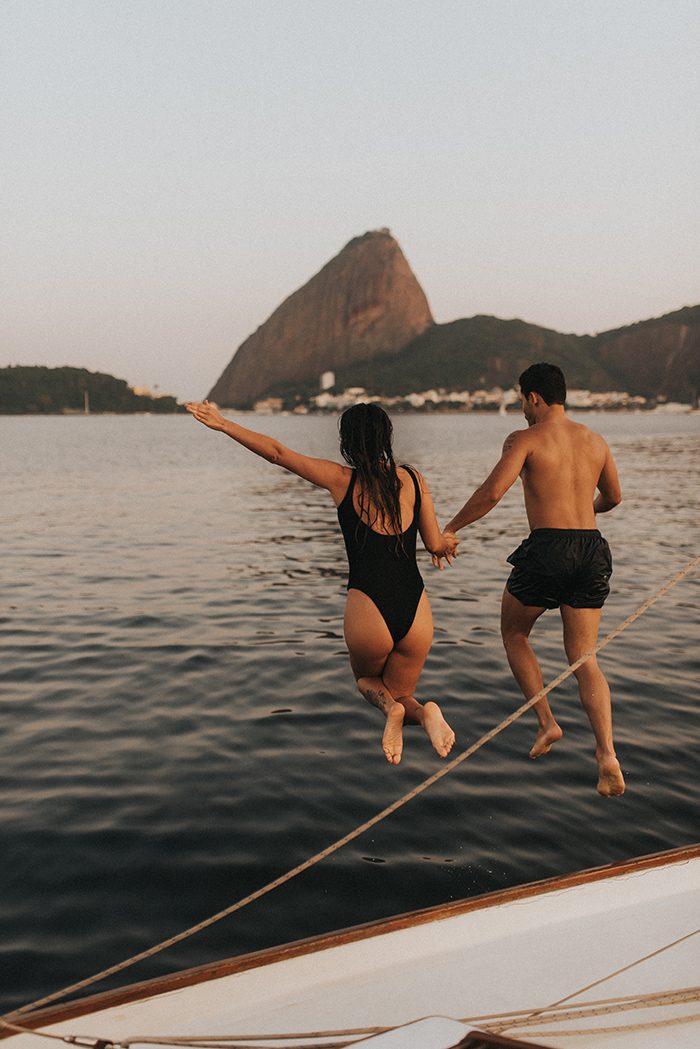 Pedido de casamento durante um passeio de barco ao pôr do sol no Rio de Janeiro &#8211; Manuela &#038; Diogo