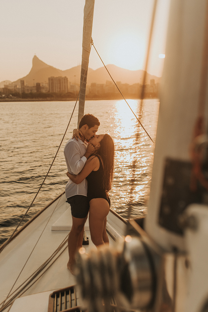 Pedido de casamento durante um passeio de barco ao pôr do sol no Rio de Janeiro &#8211; Manuela &#038; Diogo