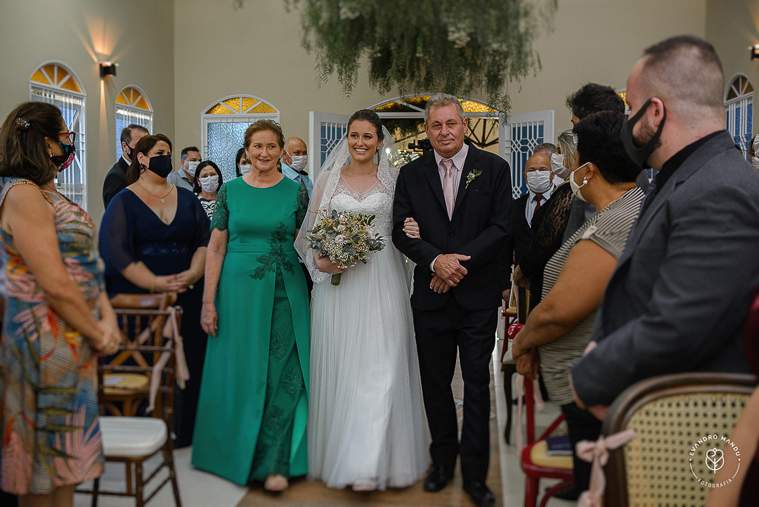 Casamento na igreja para celebrar amor no interior de São Paulo