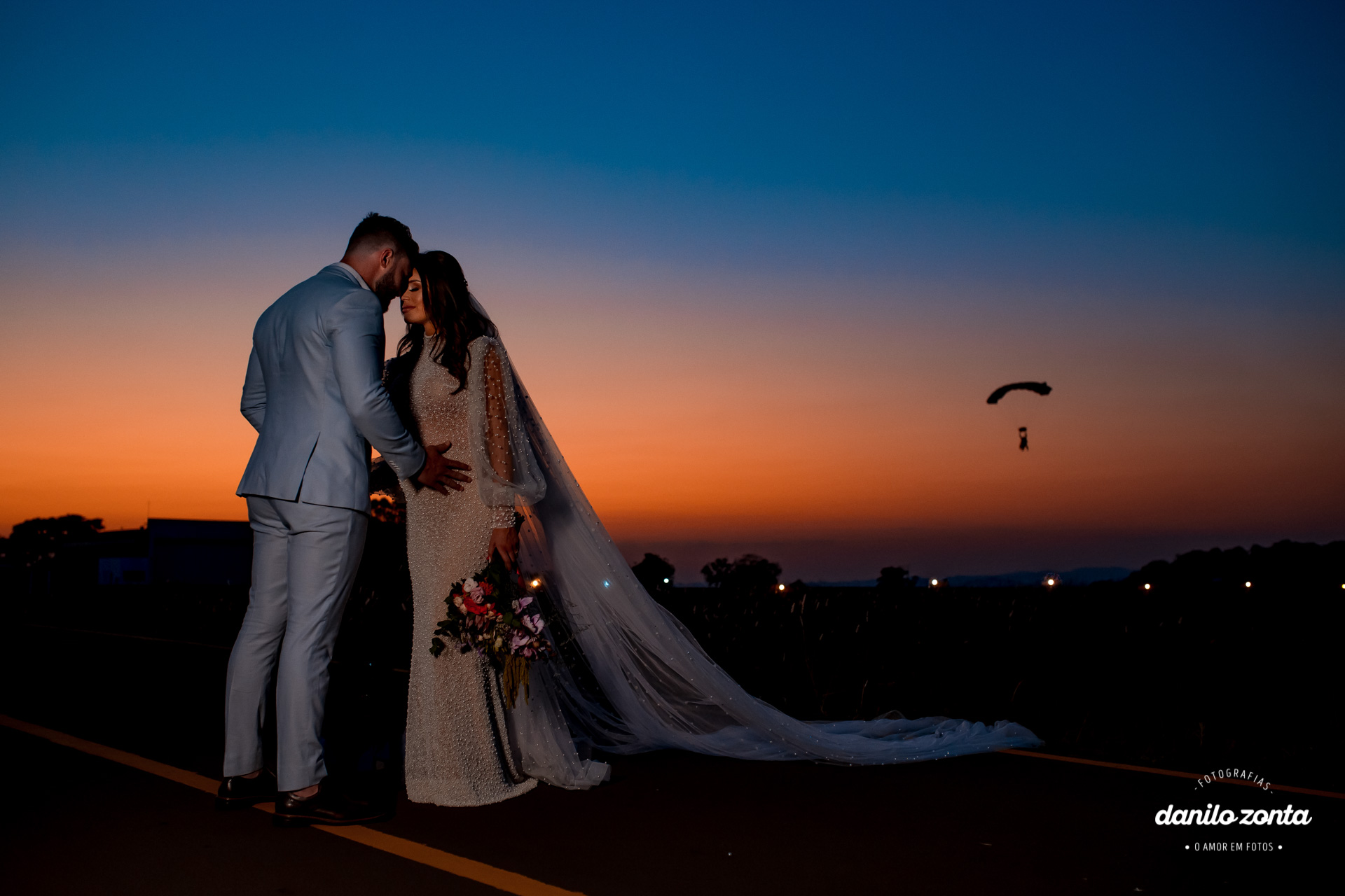 Casamento colorido no hangar do Aeroporto de Concórdia em Santa Catarina &#8211; Pamela &#038; Cassiano