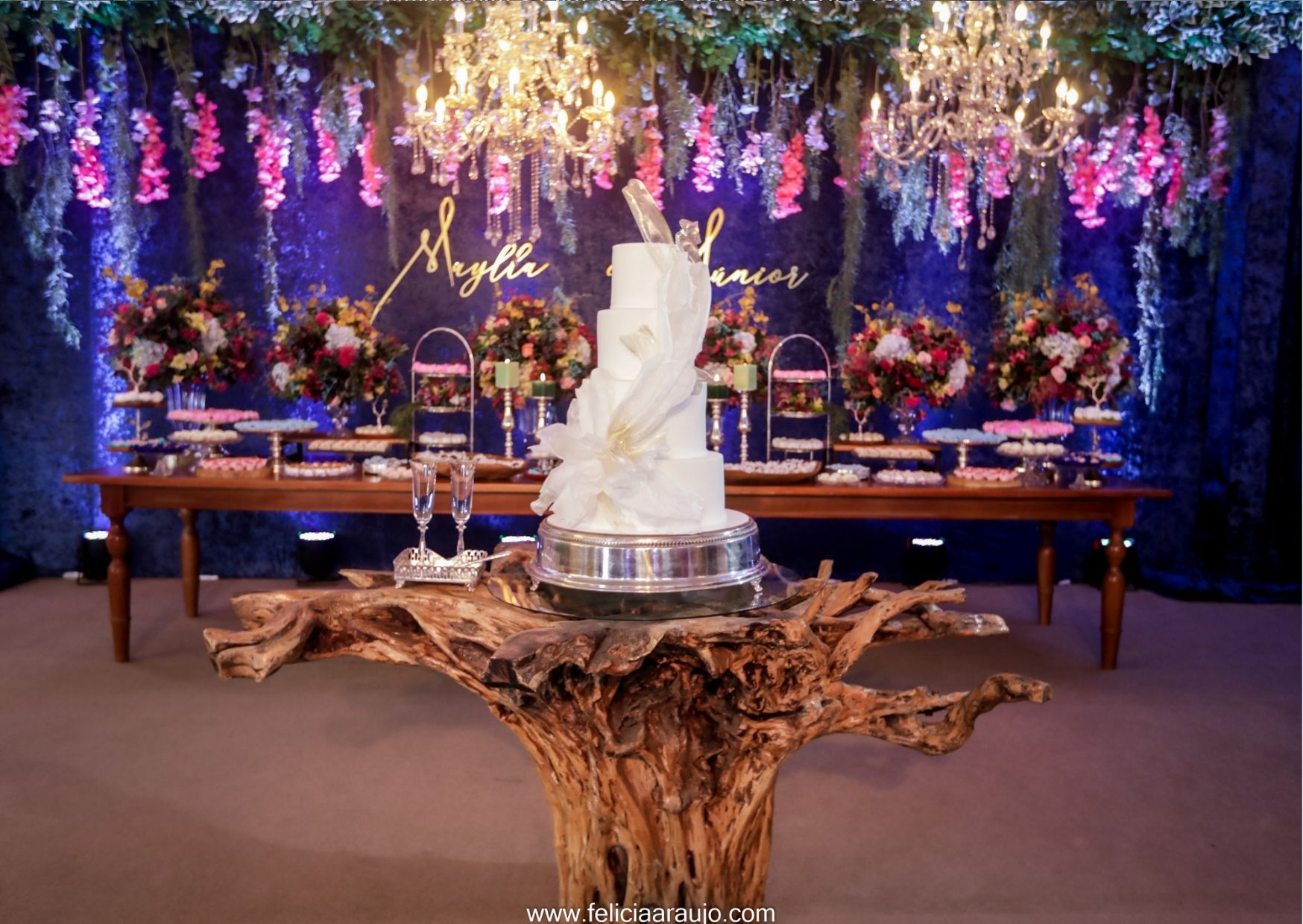 Tronco de árvore e bolo de casamento, mesa com flores