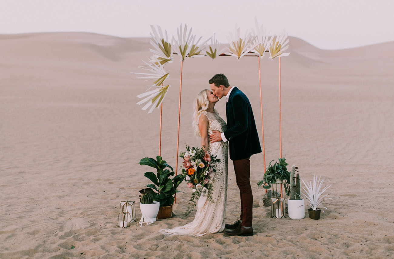 noivos se beijando em elopement wedding no deserto 