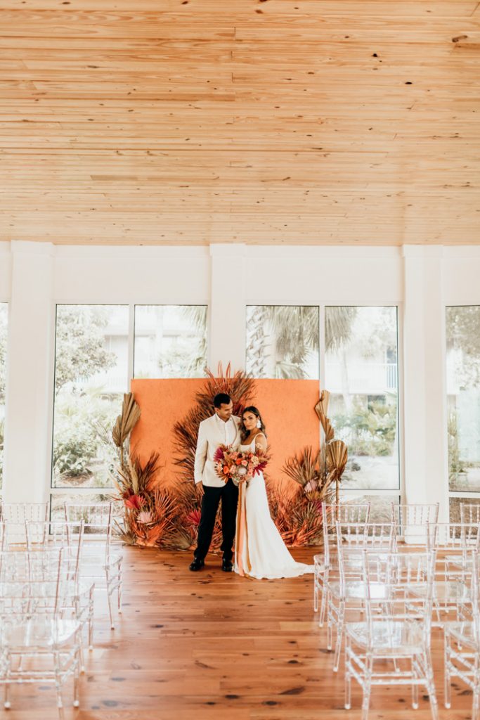  this-wildly-gorgeous-modern-orange-wedding-inspiration-will-set-your-heart-on-fire-loveanneliese-31