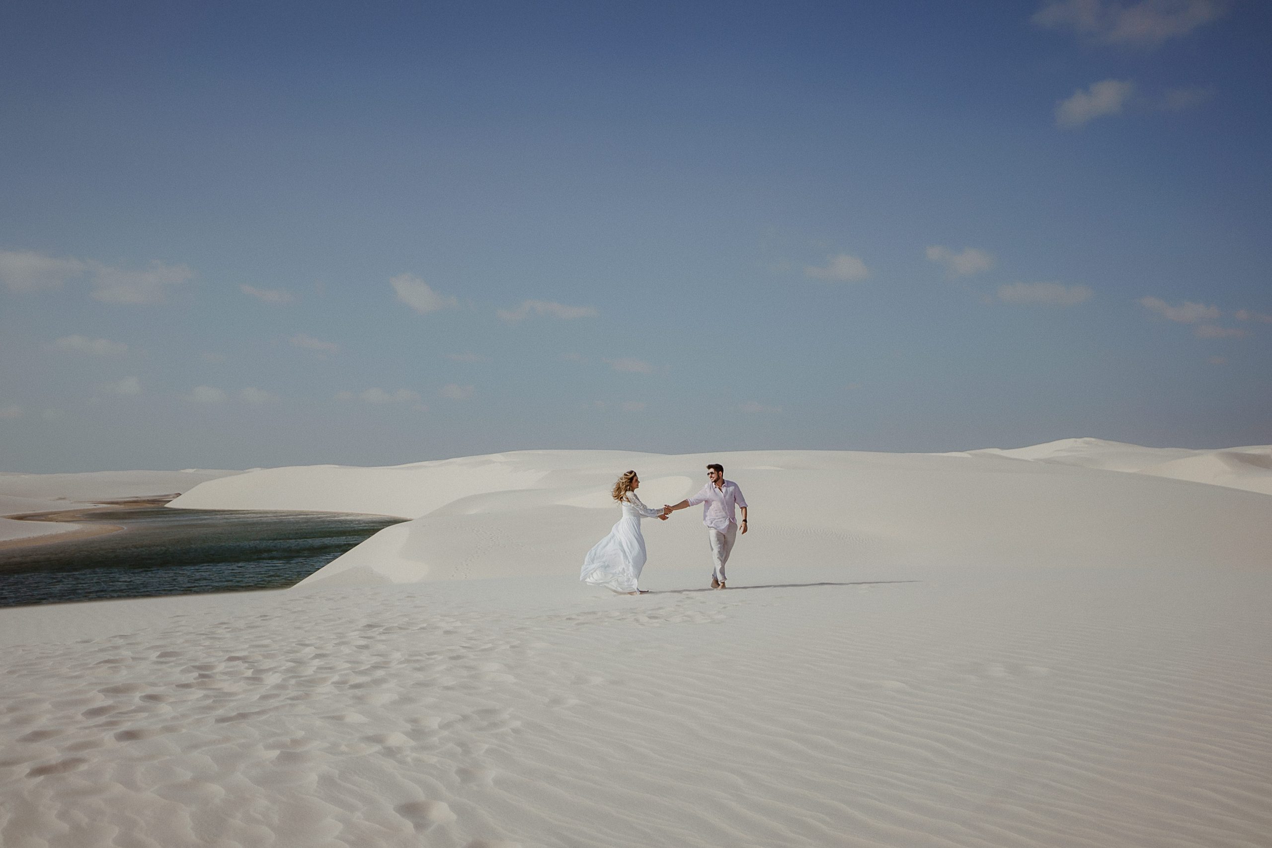 Casal de branco em praia