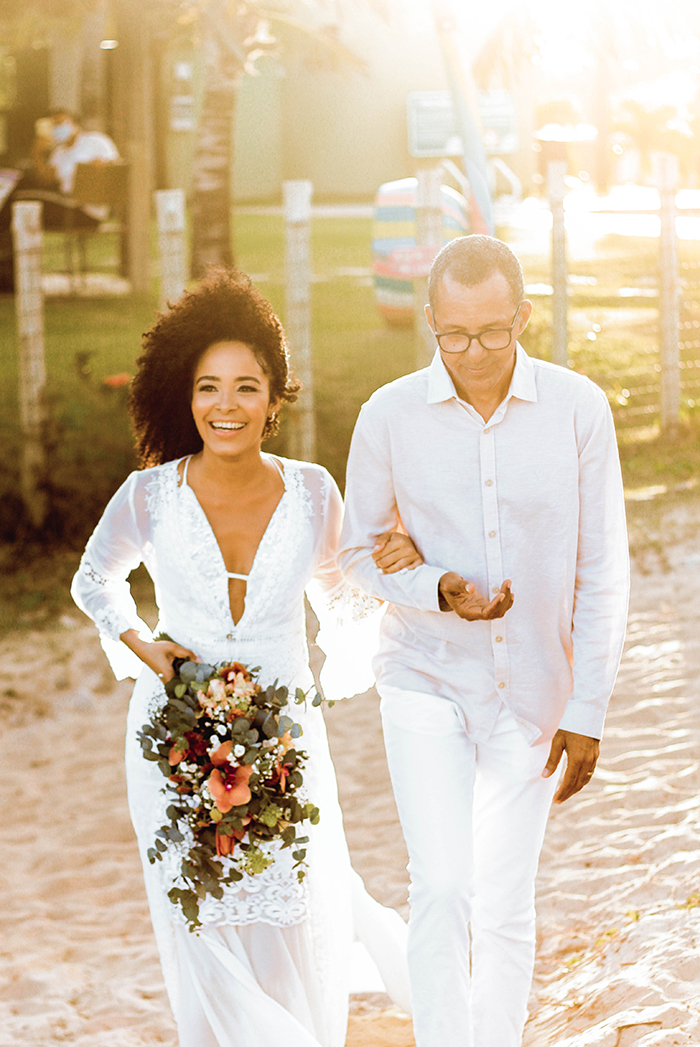 Casamento intimista com cenário deslumbrante na praia num final de tarde cheio de emoção na Bahia &#8211; Rebeca &#038; Andrey