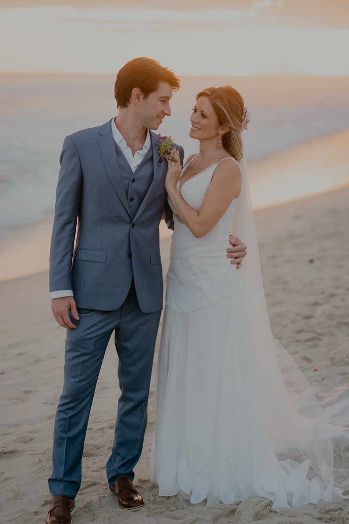 Casamento na praia estilo tropical com flores e frutas