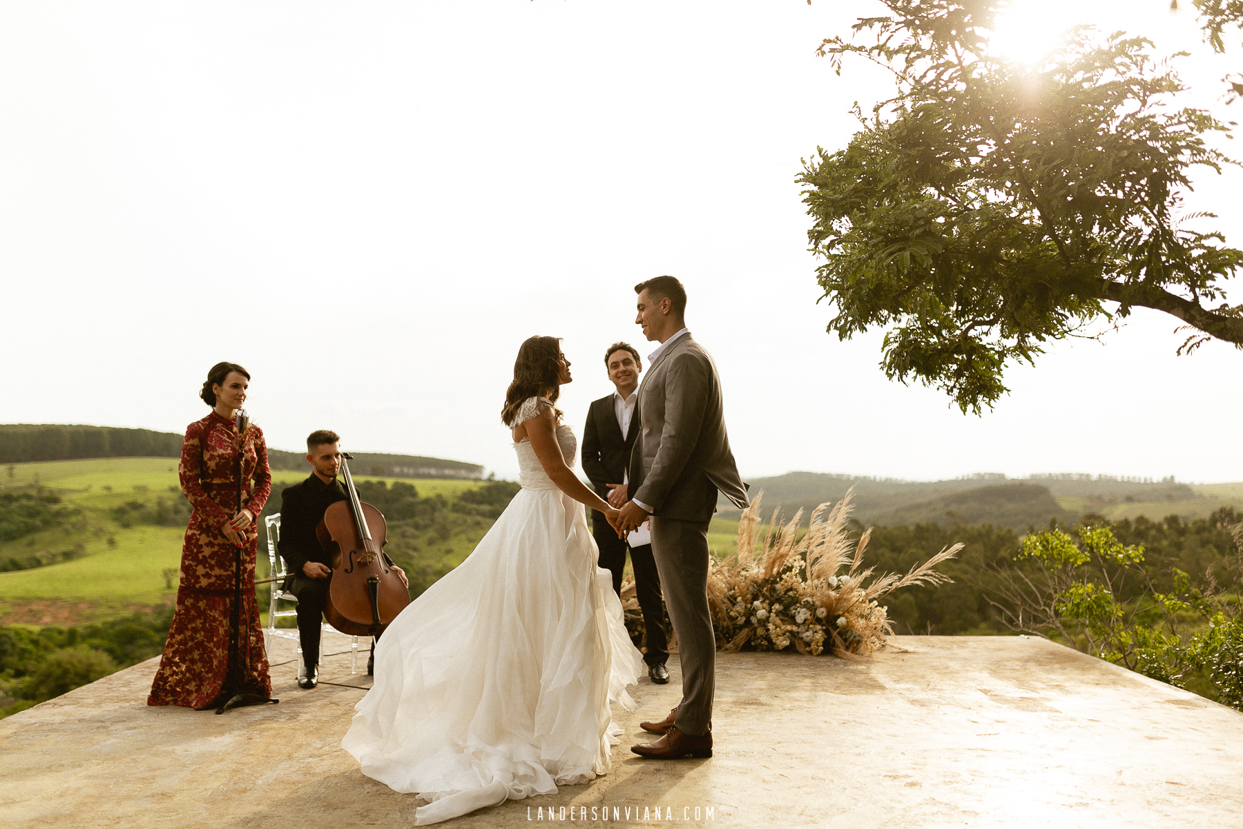 {Editorial Tudo se Ilumina} Elopement wedding ao pôr do sol no terraço deslumbrante da Villa Sansu