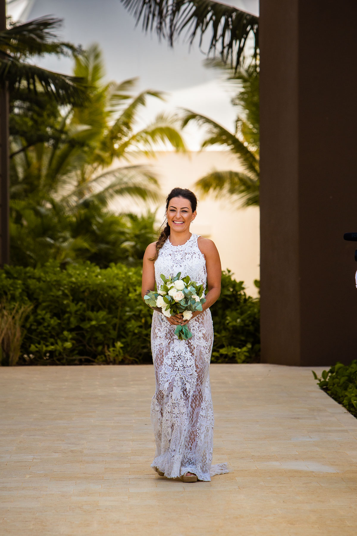 noiva com vestido fluido para casamento em cancun