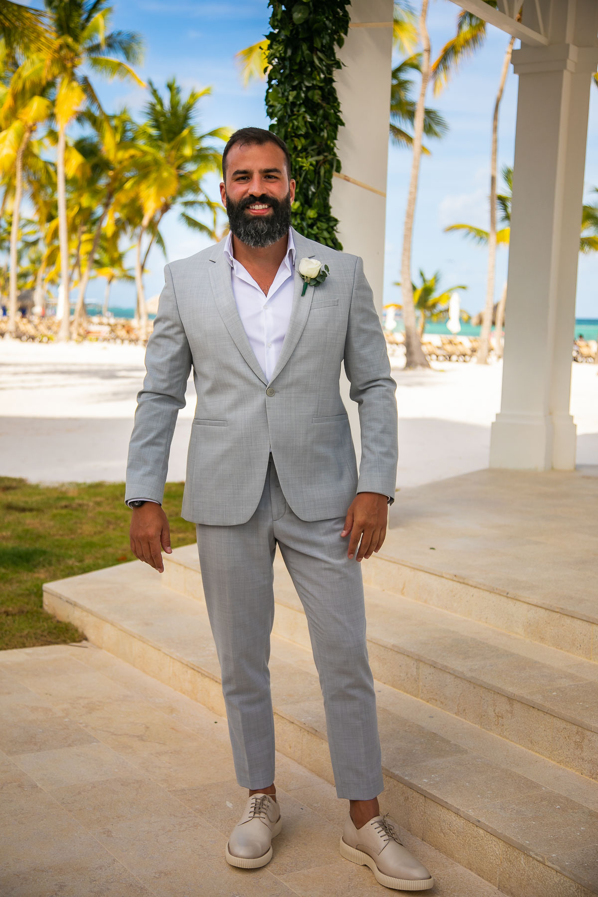 noivo com terno cinza para casamento em cancun