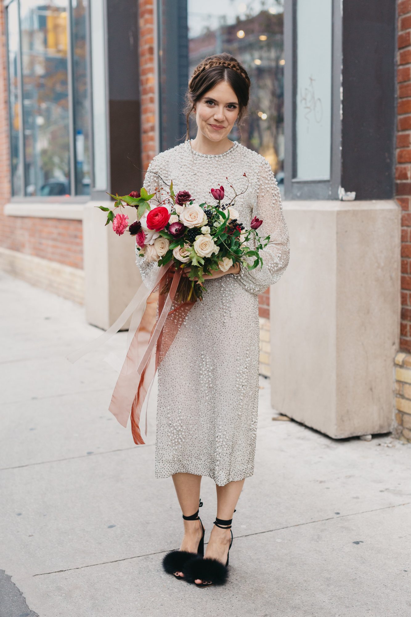 vestido de noiva curto com manga comprida e bordados