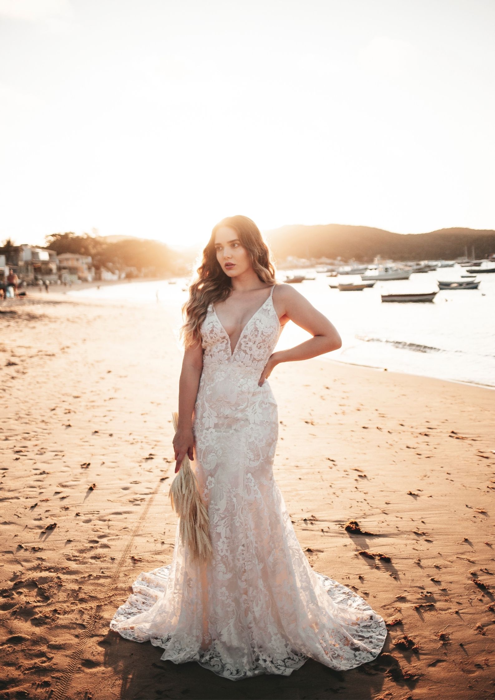 mulher com vestido de noiva na praia