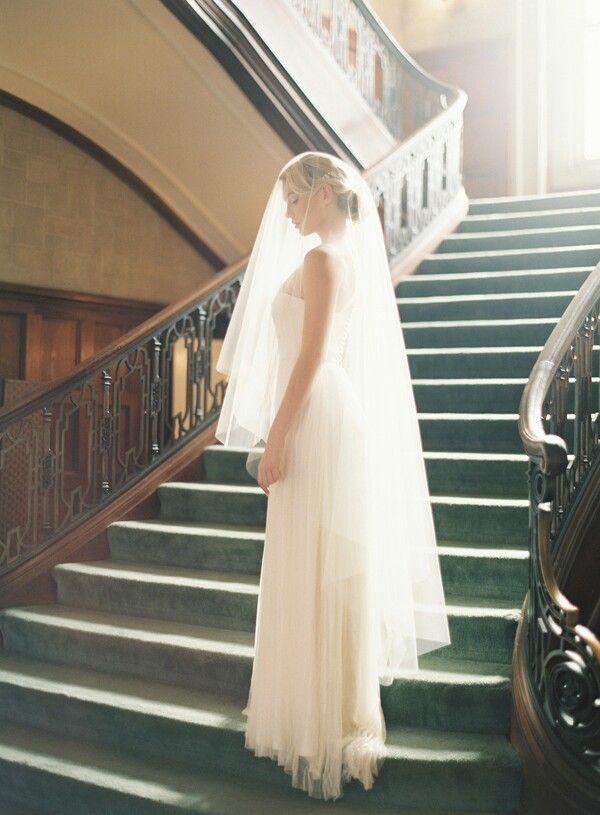 noiva na escada com Véu de noiva ballet