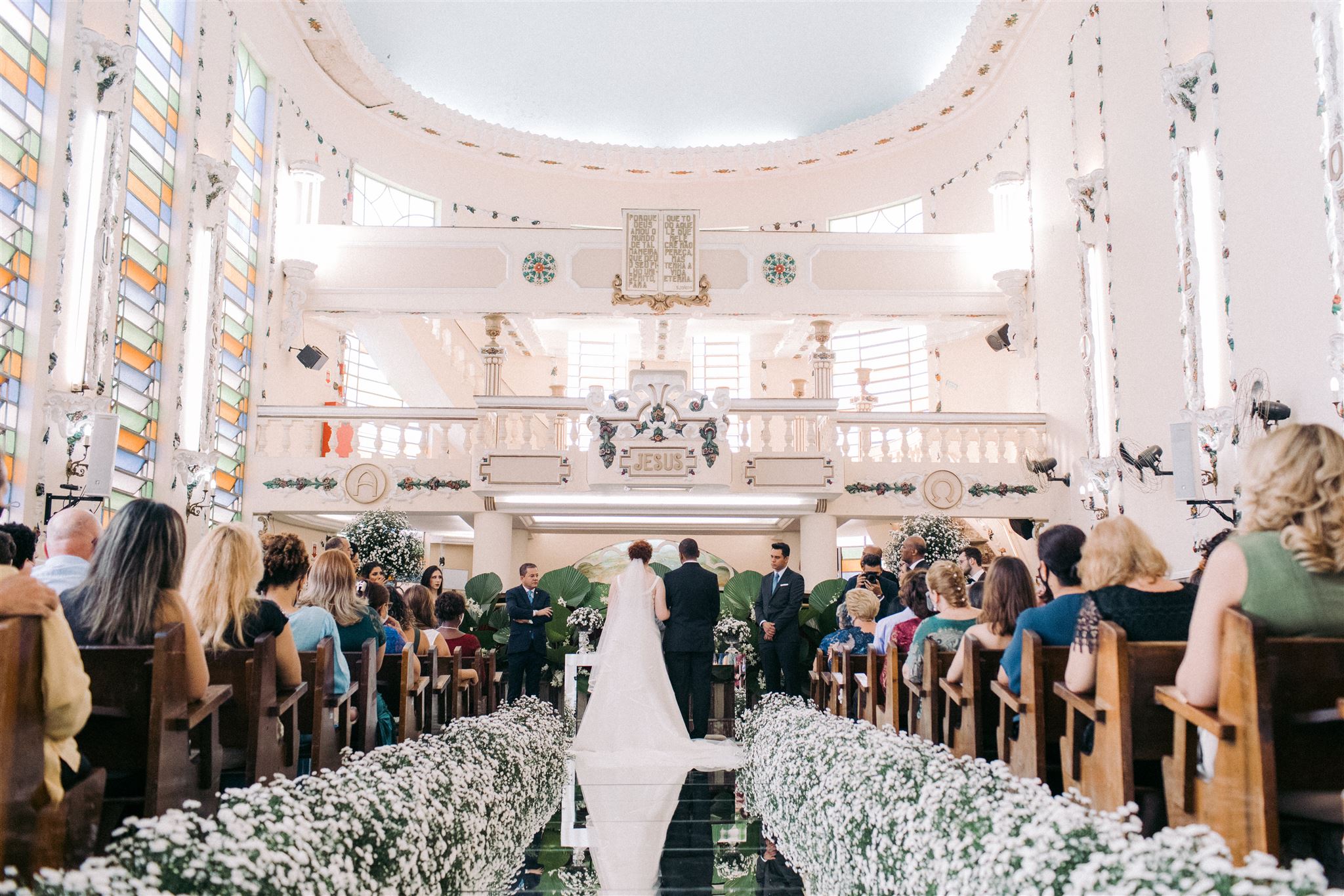 Casamento clássico na igreja com toque de romântico em SP