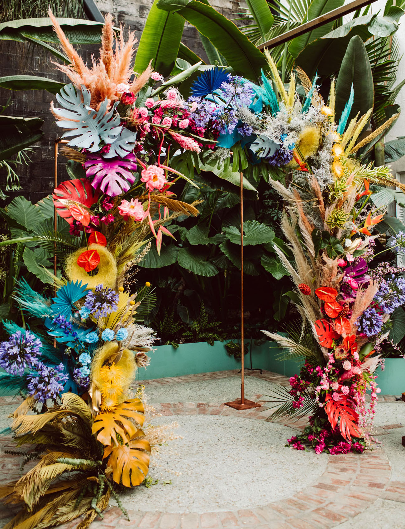decoração de casamento ao ar livre com altar com folhagem colorida