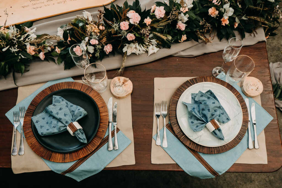 Mesa para dois decorada em azul para casamento brunch 