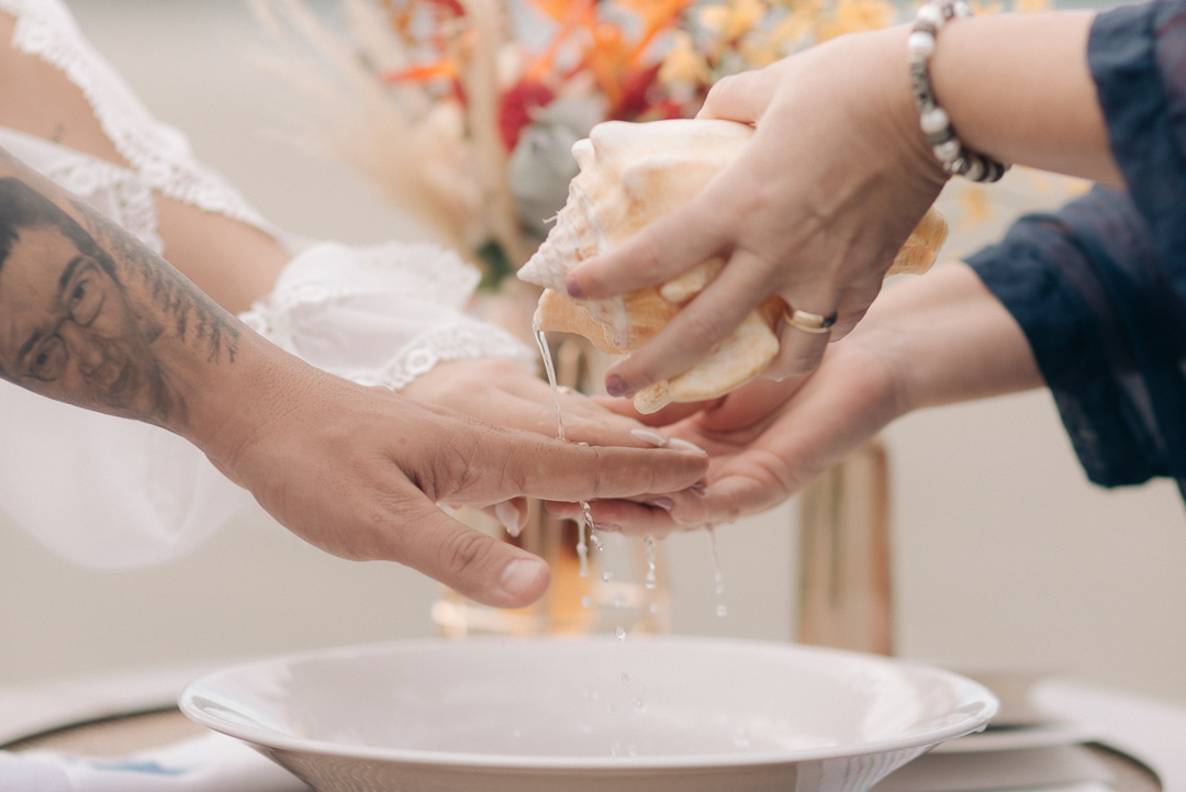 noivos em cerimônia de casamento com ritual de lavar as mãos