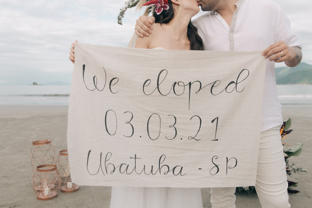 {Editorial Mar &#038; Amar} Romântico elopement wedding pé na areia ao nascer do sol em Ubatuba