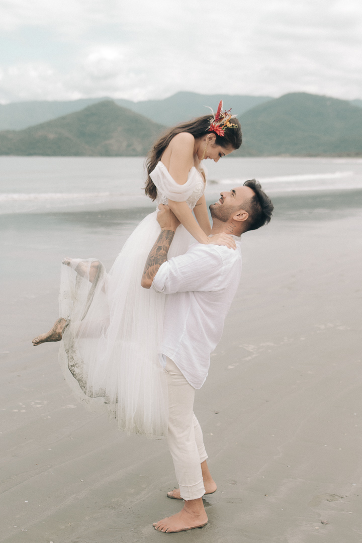 {Editorial Mar &#038; Amar} Romântico elopement wedding pé na areia ao nascer do sol em Ubatuba