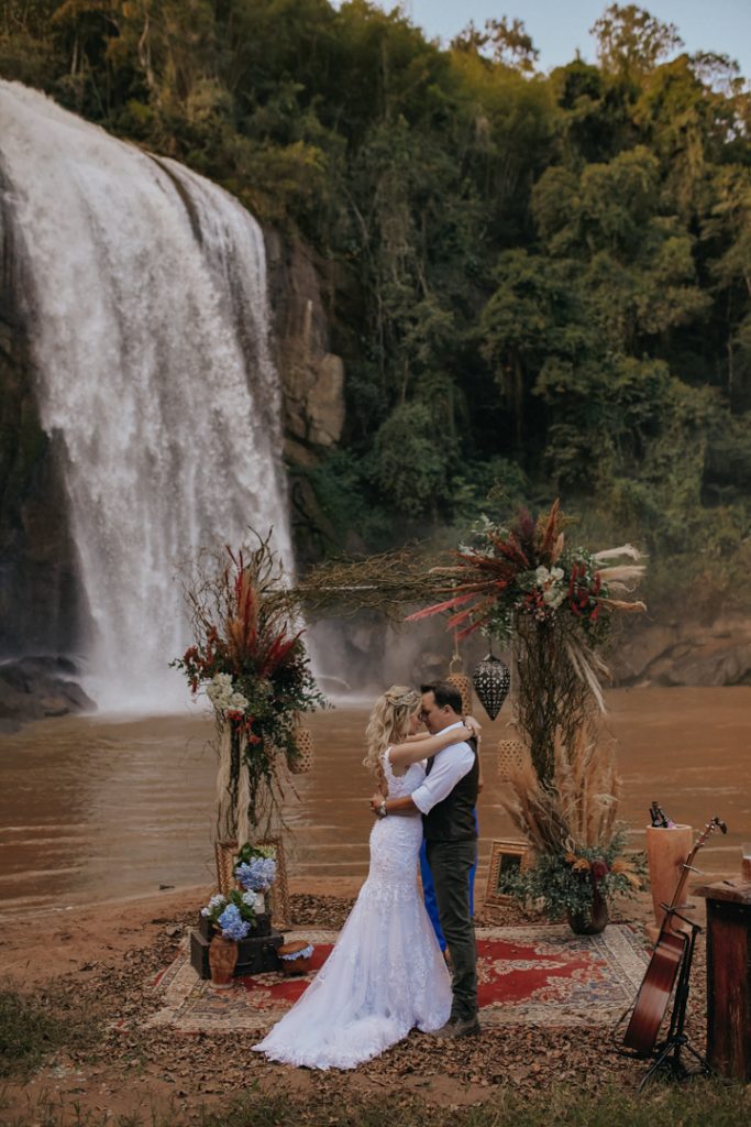  micro-wedding-na-cachoeira (12)