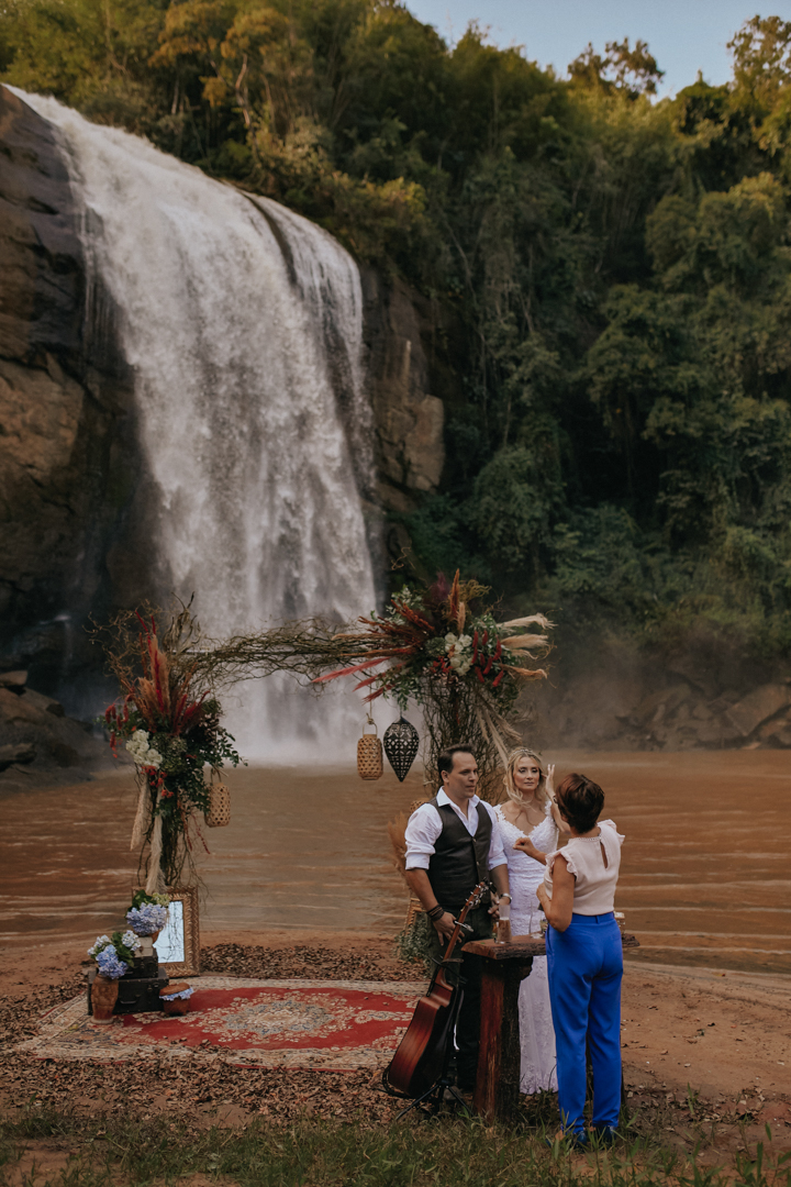 Micro wedding boho na cachoeira numa tarde cheia de amor e alegria em São Paulo &#8211; Andrezza &#038; Renato