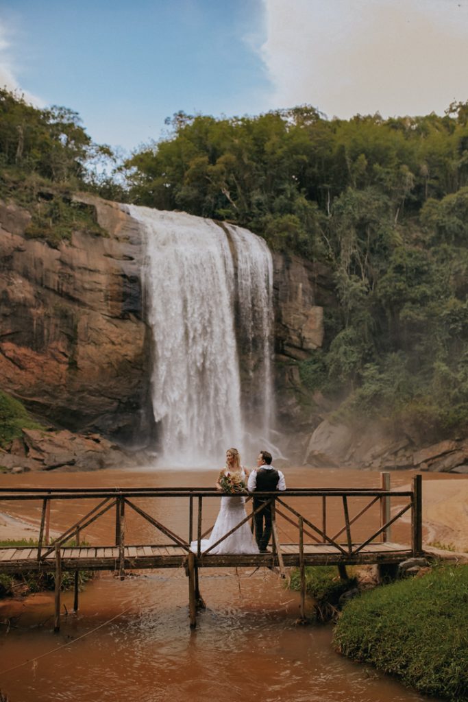  micro-wedding-na-cachoeira (16)