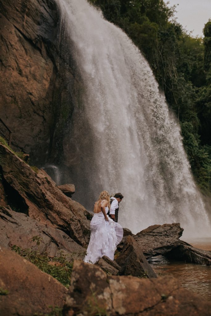  micro-wedding-na-cachoeira (18)