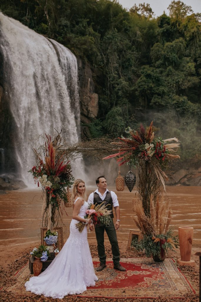  micro-wedding-na-cachoeira (23)