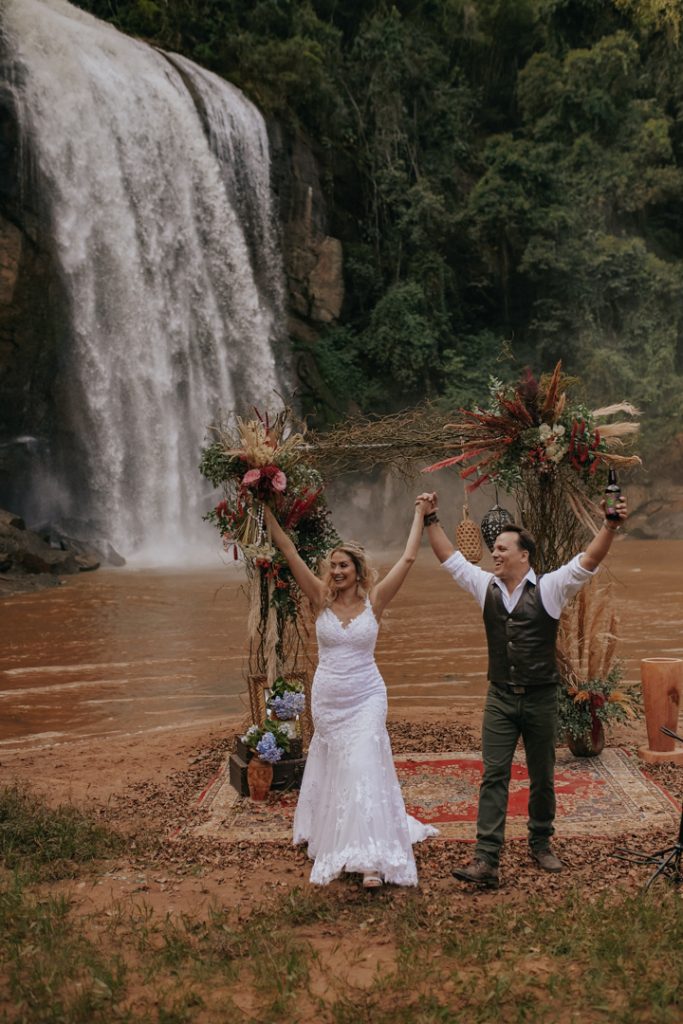  micro-wedding-na-cachoeira (24)