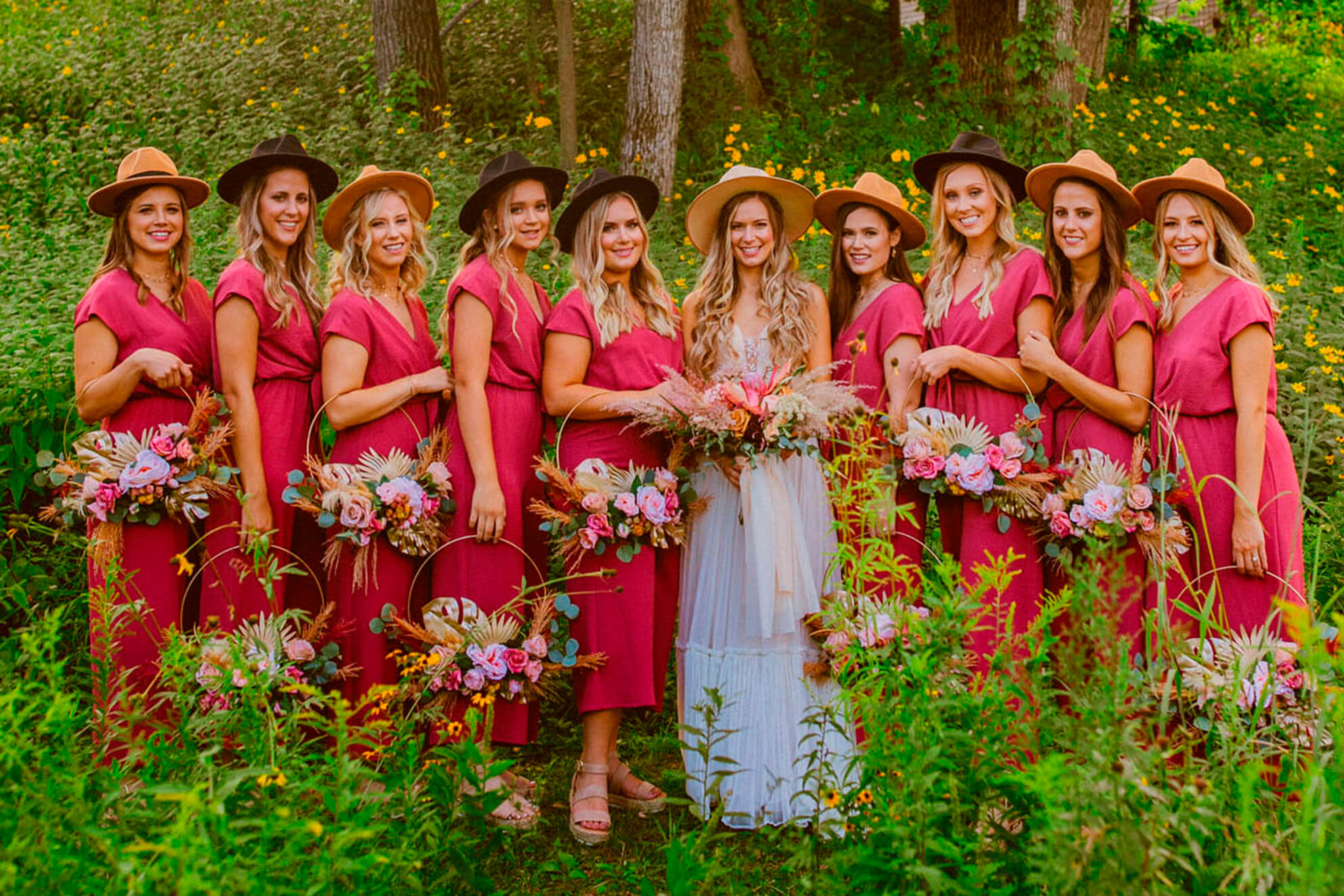 noiva e madrinhas com chapéu em casamento ao ar livre