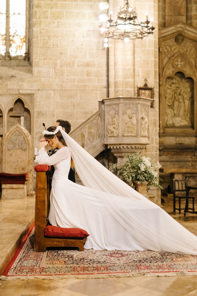 véu de noiva longo em casamento na igreja