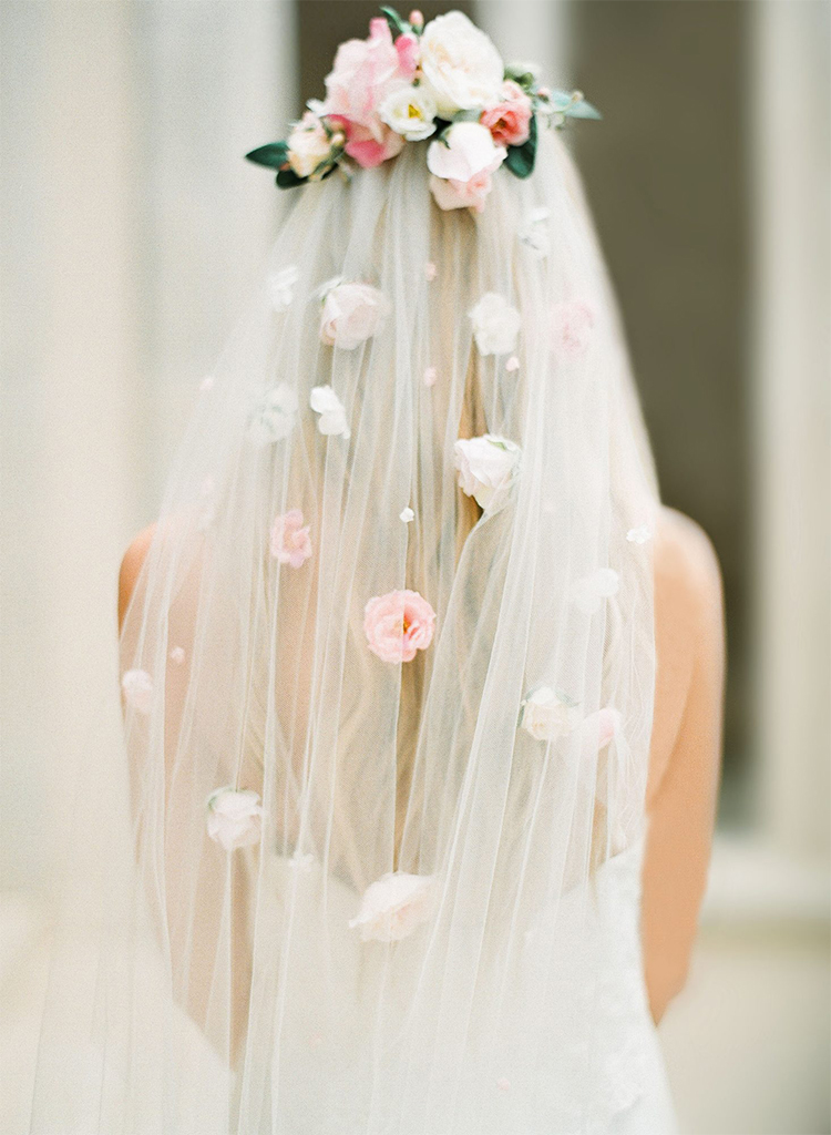 véu de noiva com flores e grinalda