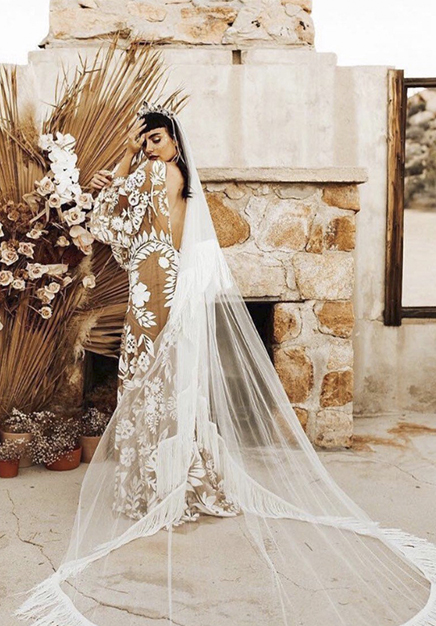 vestido de noiva boho com véu longo e simples