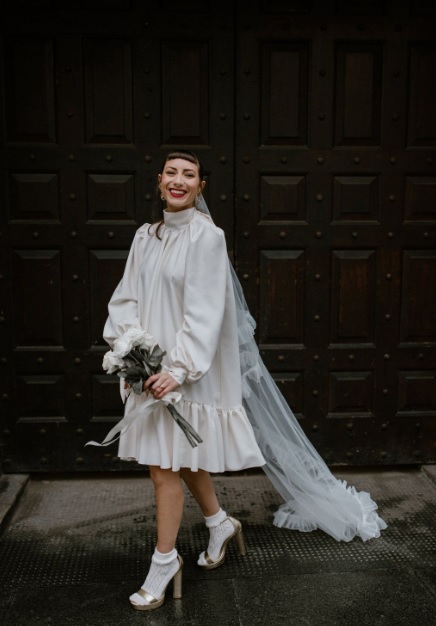 vestido de noiva curto e véu com detalhes ao final