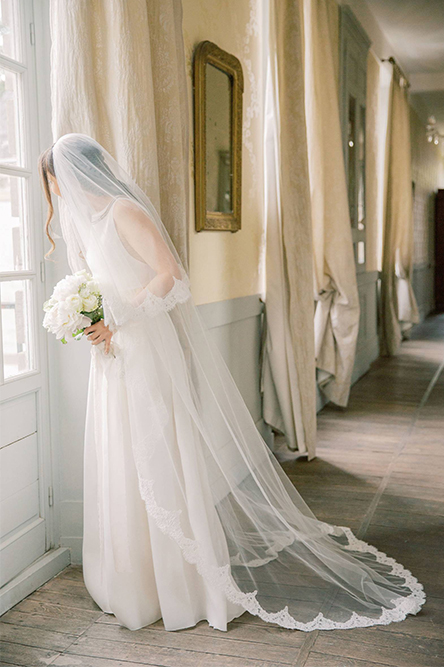 vestido de noiva simples com véu longo