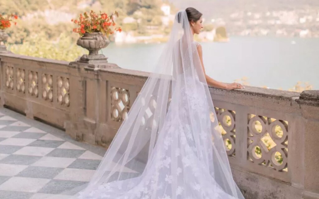 noiva com véu longo noiva com véu longo olhando a vista do mar