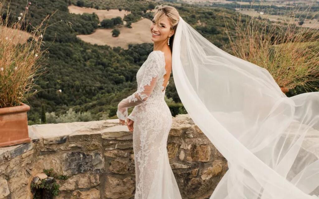 noiva sorrindo e véu longo voando noiva sorrindo e véu longo voando