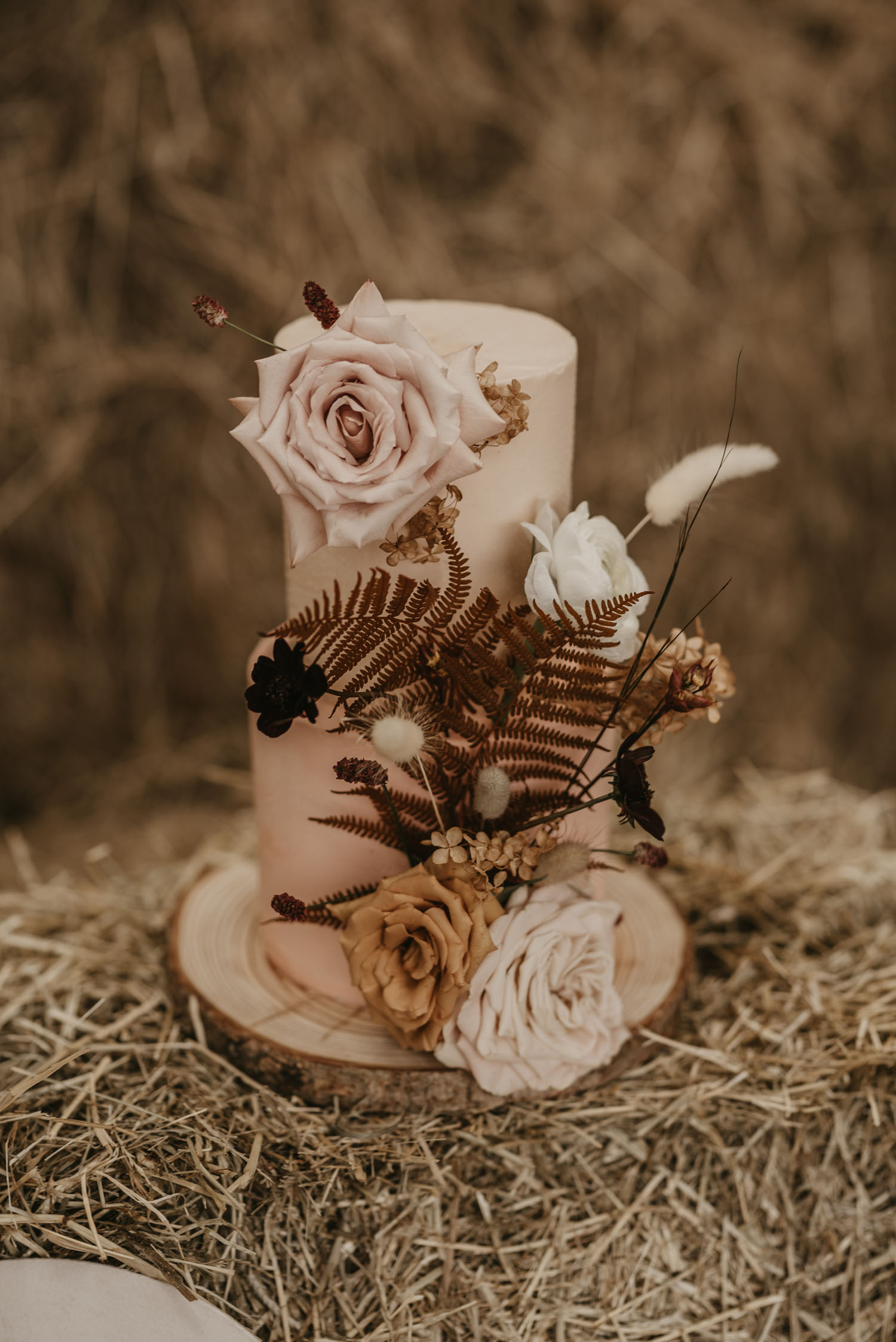 bolo de casamento boho com flores e folhagens