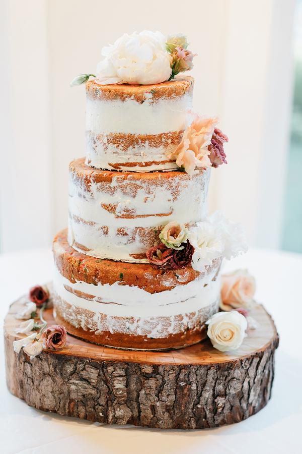 suporte de bolo de casamento rústico com tronco de madeira