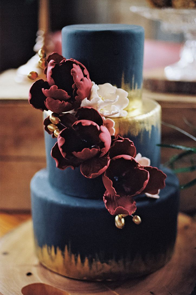 bolo de casamento marsala e azul