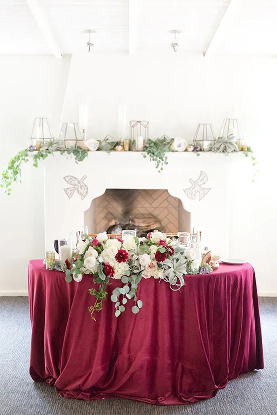mesa com arranjos de flores para casamento marsala