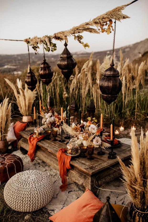mesa cercado de capim dos pampas em decoração de casamento boho